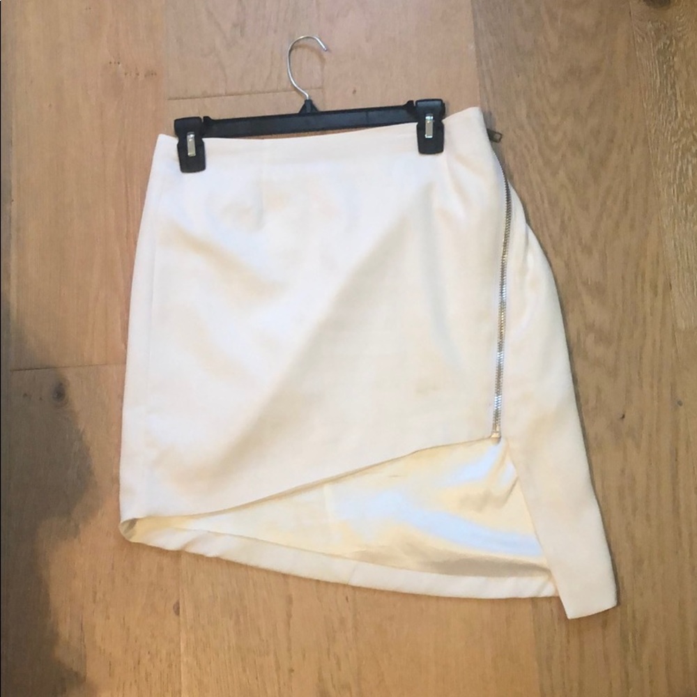 White mini skirt with zipper